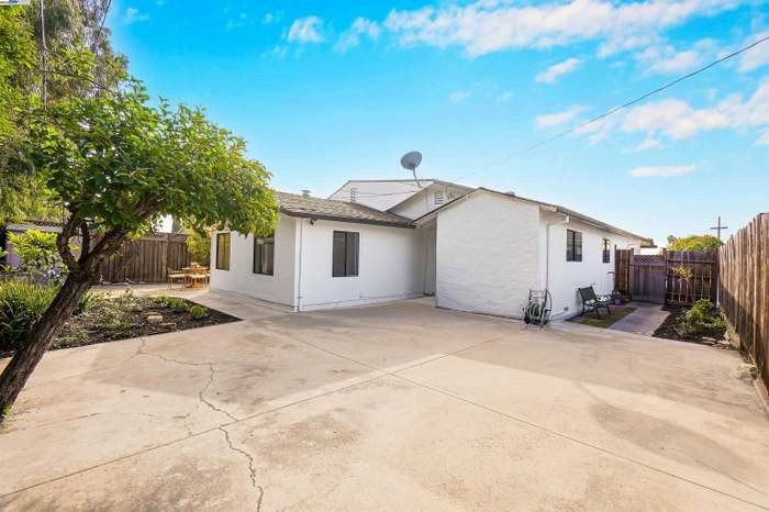 2126 Gross St - Photo 3 of 18