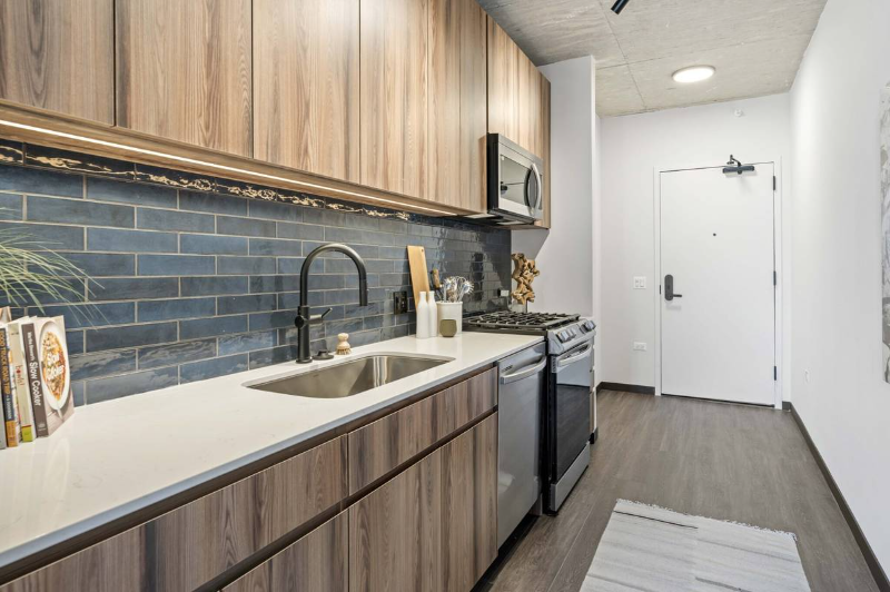 180 N Ashland Ave - Photo 3 of 14