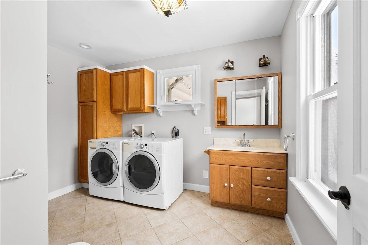 6982 Webster Rd - Photo 5 of 32