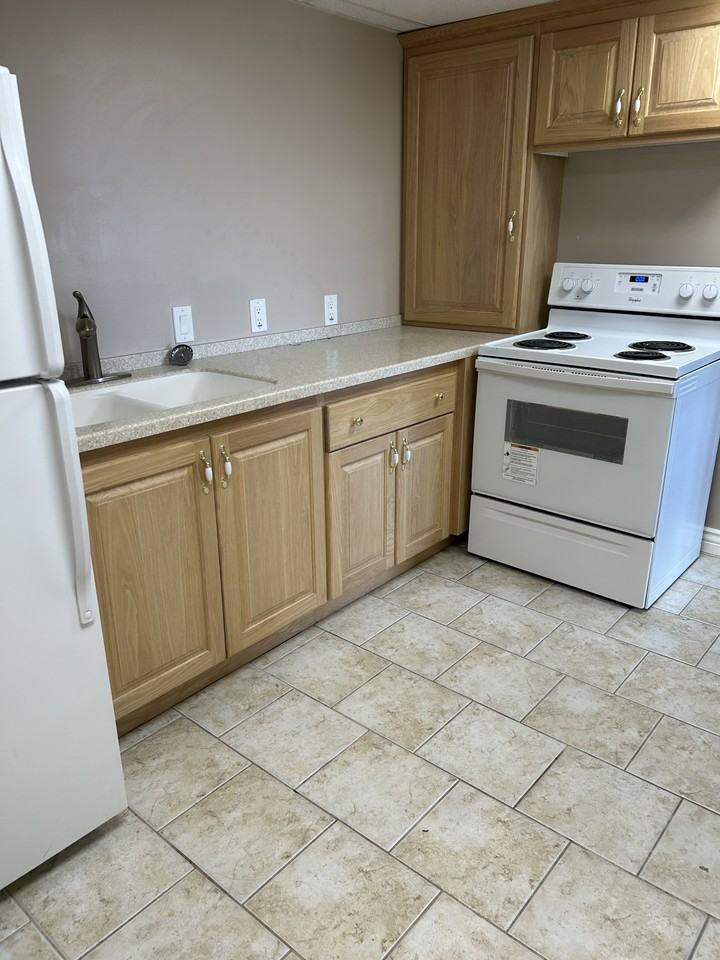 E 530 North St #B - Photo 3 of 5