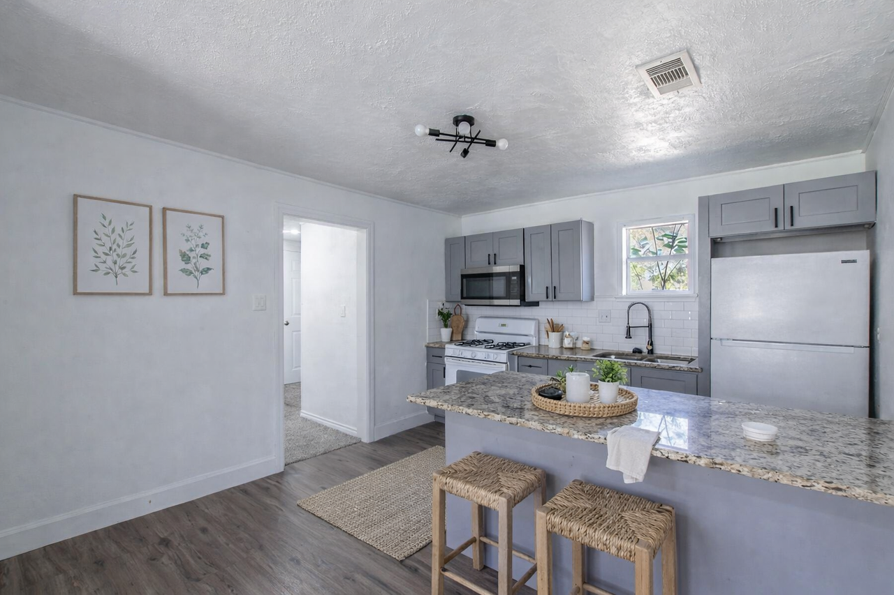 301 E Dumble St #NA - Photo 3 of 16