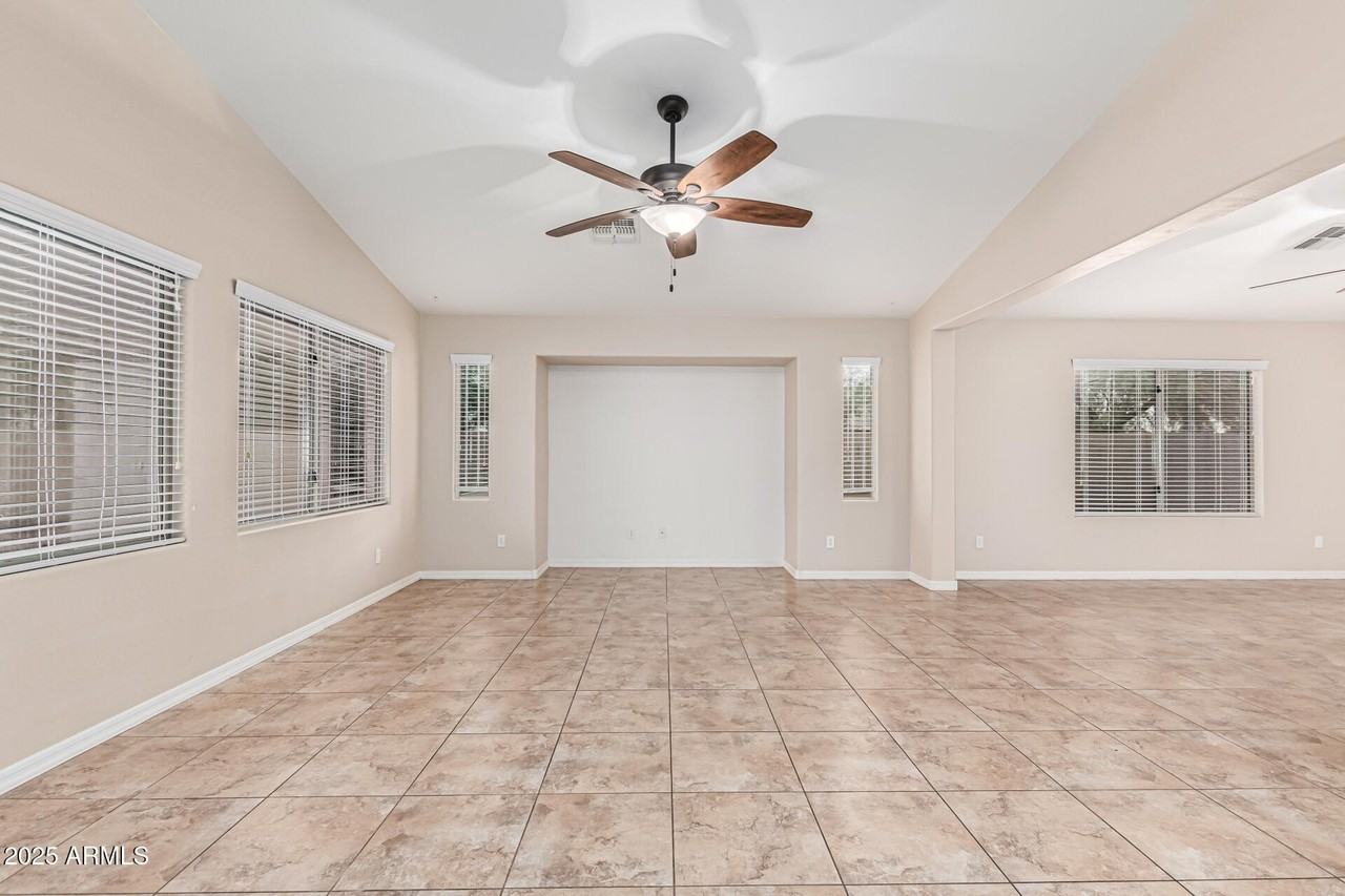 25667 W Primrose Ln - Photo 6 of 29