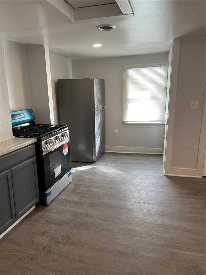 210 Sullivan St Apt 4 #4 - Photo 7 of 11