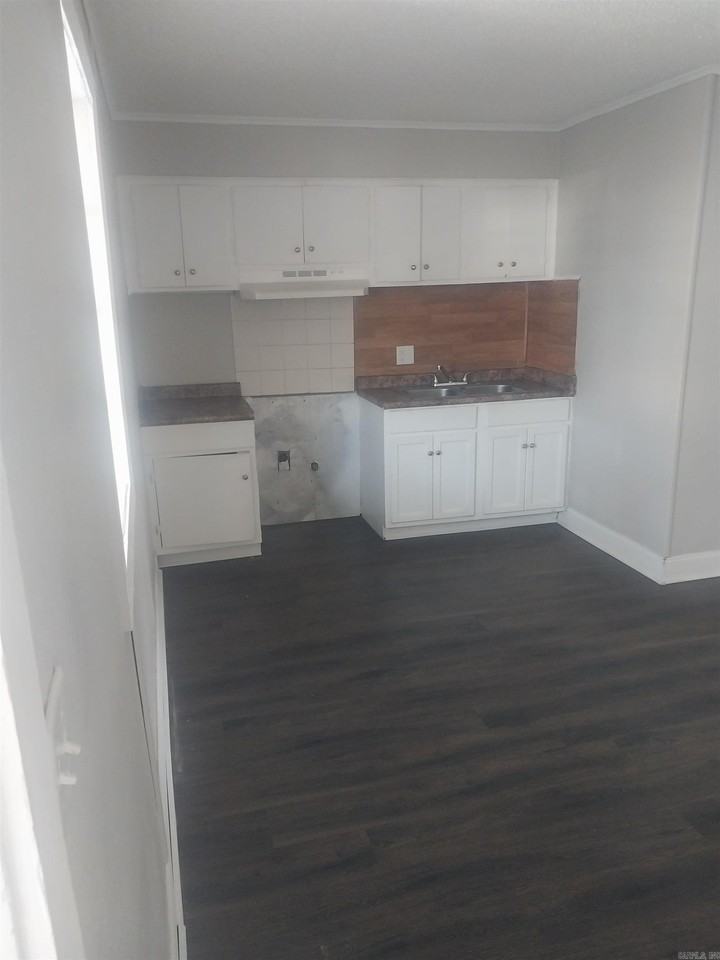 1115 S Elm St - Photo 2 of 6