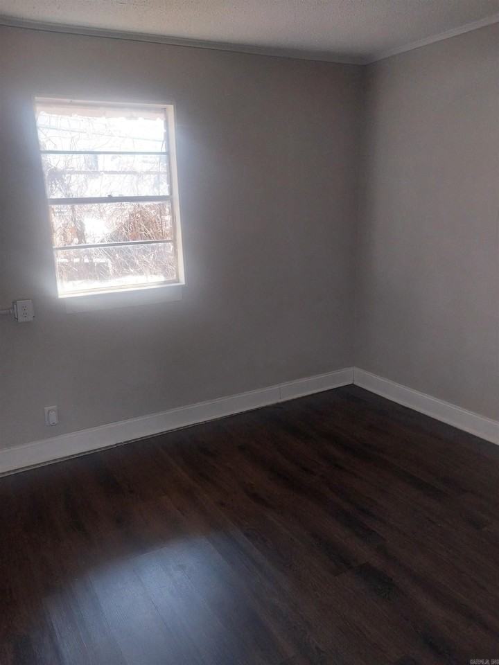 1115 S Elm St - Photo 3 of 6