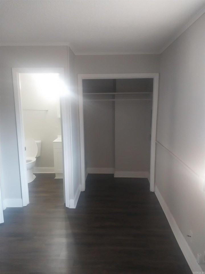 1115 S Elm St - Photo 4 of 6