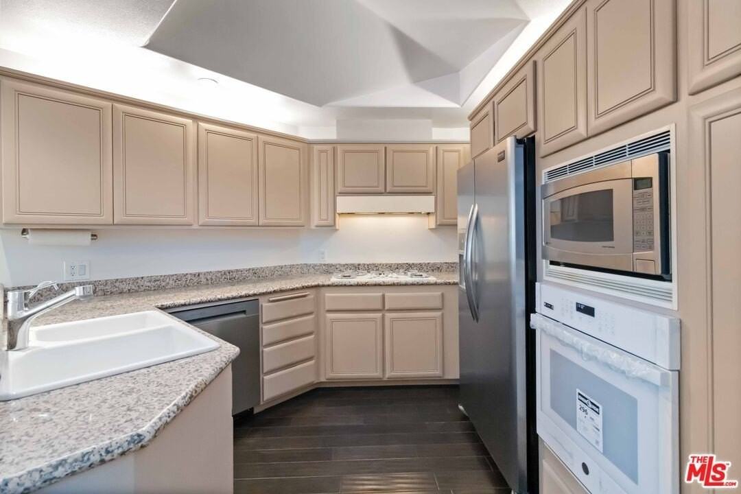 1875 S Beverly Glen Blvd Apt 406 #406 - Photo 6 of 33