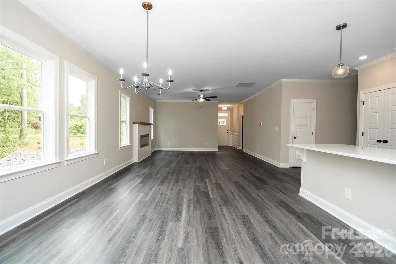 1721 Balfour Ln - Photo 3 of 14