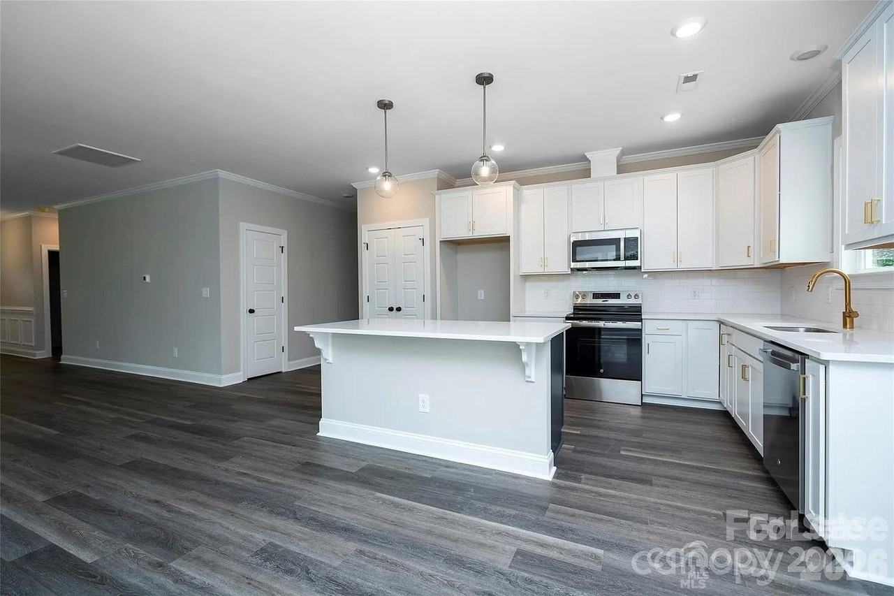 1721 Balfour Ln - Photo 7 of 14