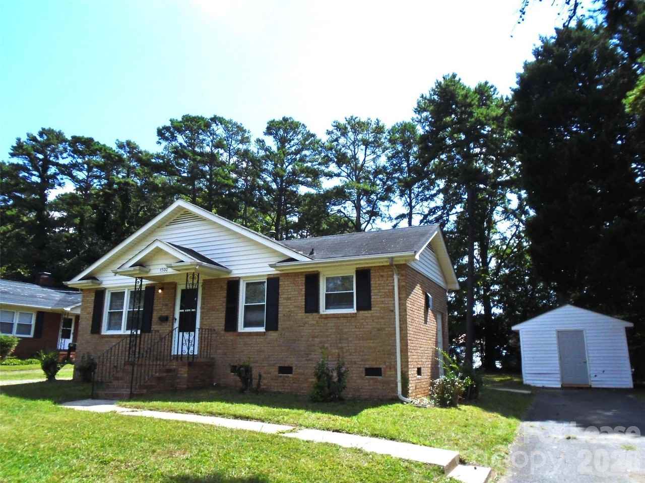 1500 Woodhill Ln - Photo 2 of 10