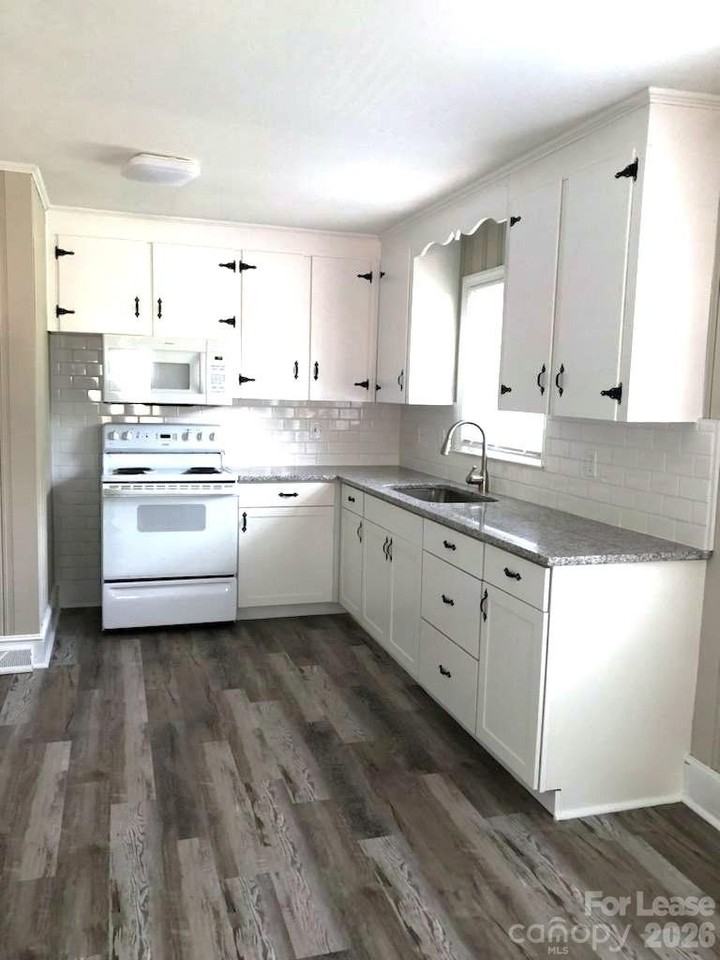 1500 Woodhill Ln - Photo 4 of 10