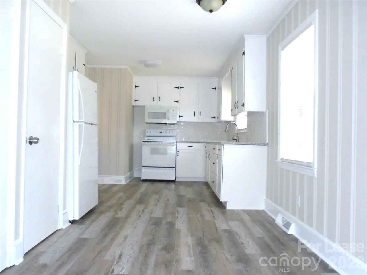 1500 Woodhill Ln - Photo 5 of 10