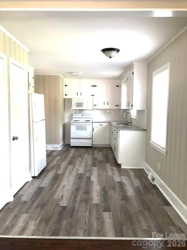 1500 Woodhill Ln - Photo 6 of 10