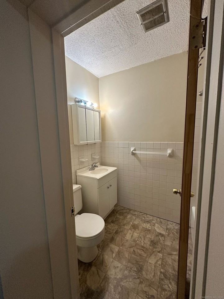 1660 E Main St Apt 1b #1B - Photo 5 of 26