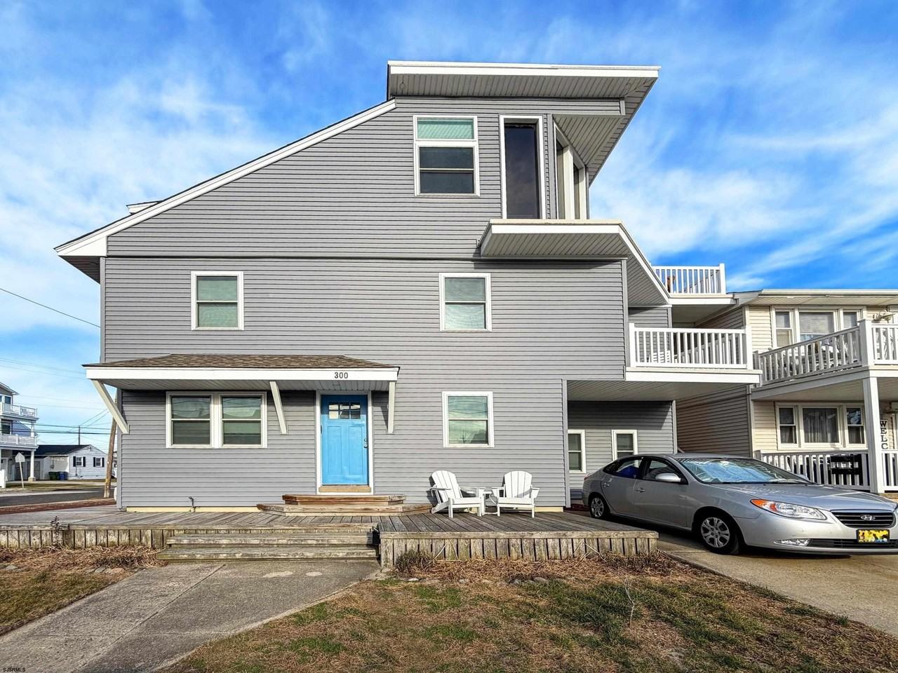 300 Beach Ave E - Photo 2 of 35