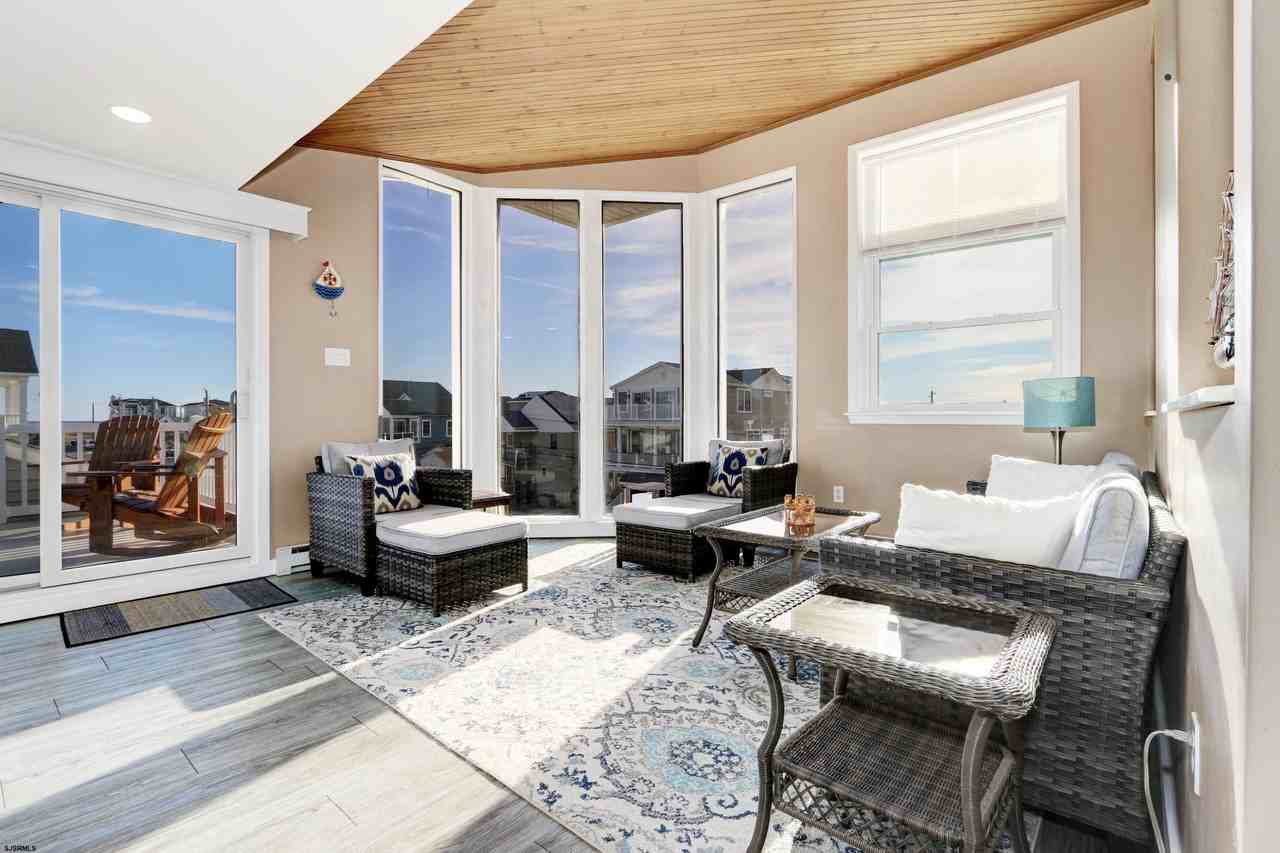 300 Beach Ave E - Photo 5 of 35