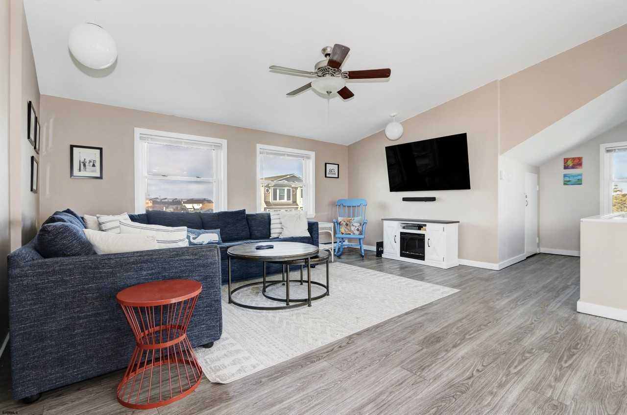 300 Beach Ave E - Photo 7 of 35