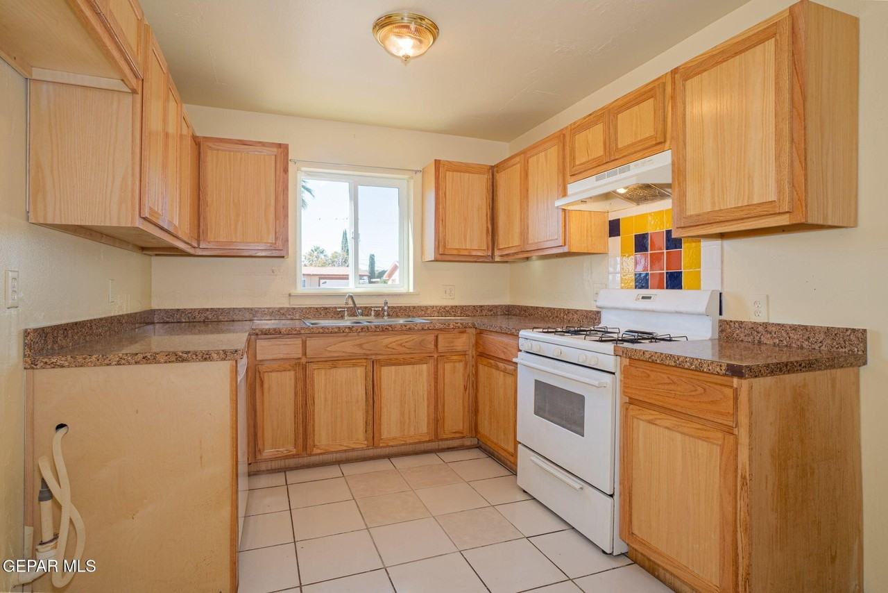 1508 Oakdale St - Photo 4 of 17