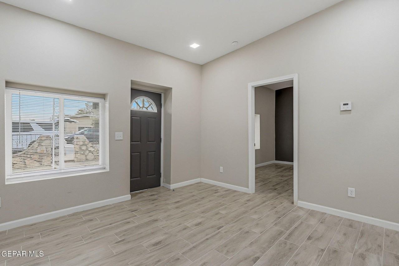 9207 Santa Rosalia Ct #B - Photo 5 of 32