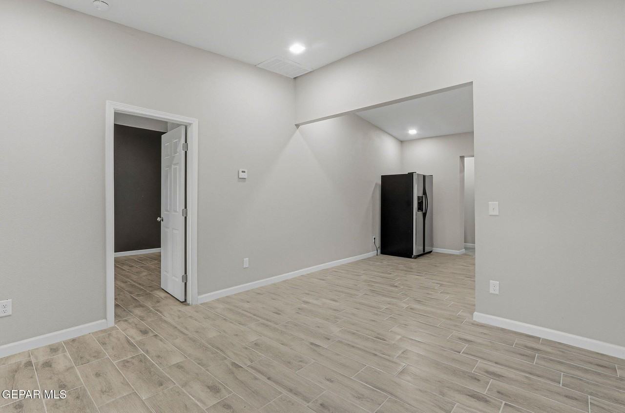 9207 Santa Rosalia Ct #B - Photo 7 of 32
