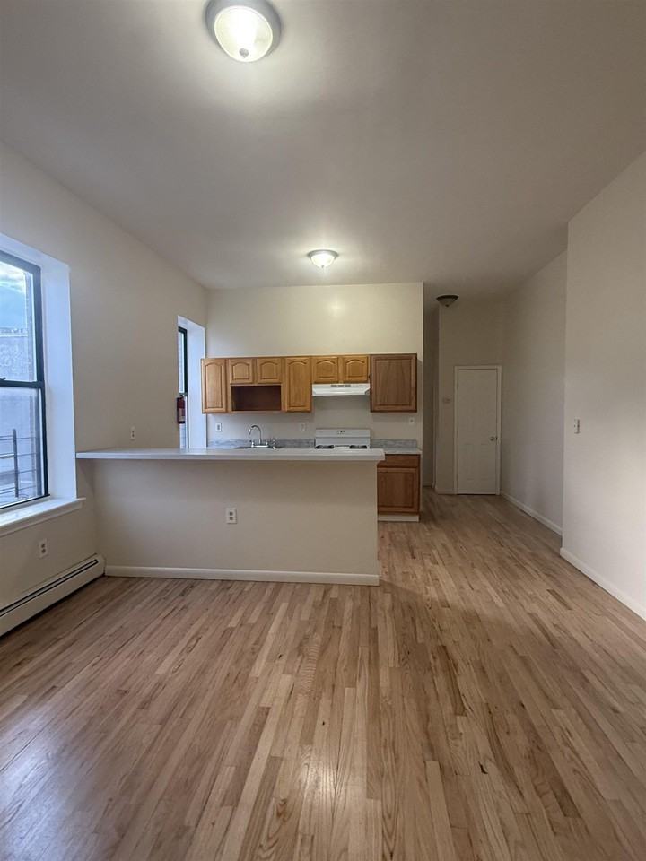 411 Martin Luther King Jr Dr #2R - Photo 2 of 11