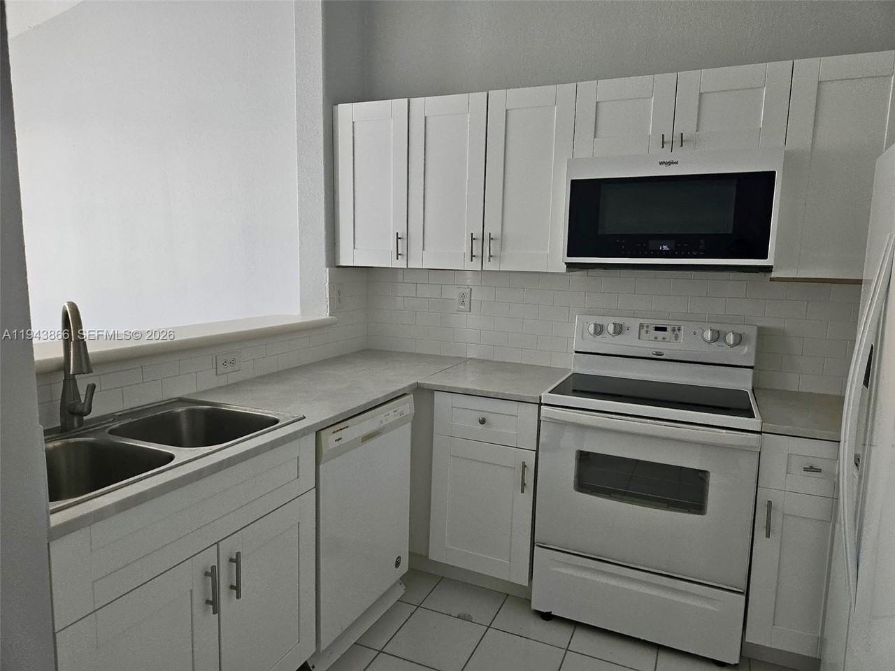 2908 Se 17th Ave #203 - Photo 3 of 7