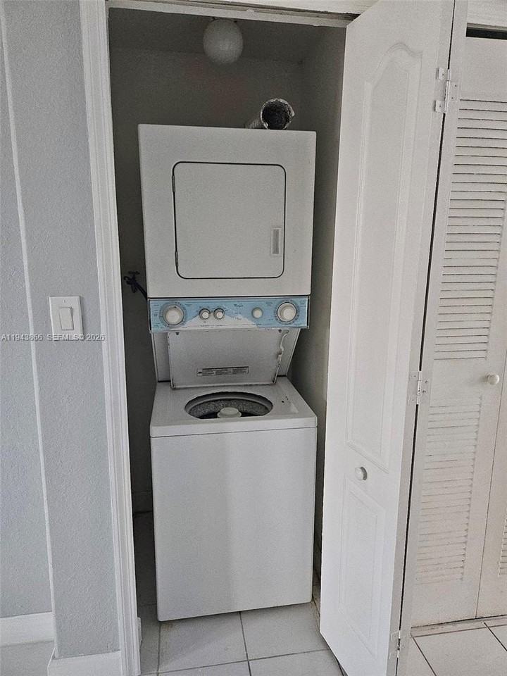 2908 Se 17th Ave #203 - Photo 4 of 7