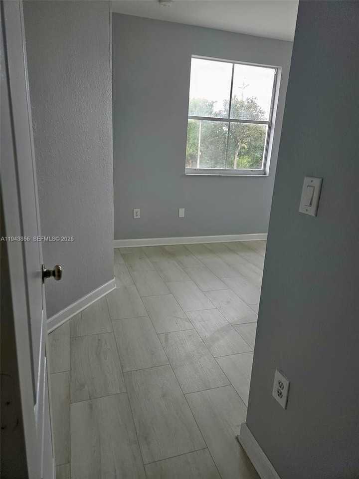 2908 Se 17th Ave #203 - Photo 5 of 7
