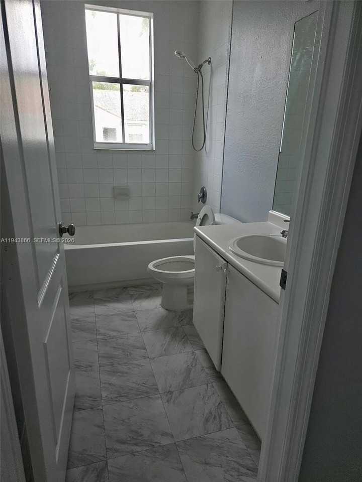 2908 Se 17th Ave #203 - Photo 6 of 7