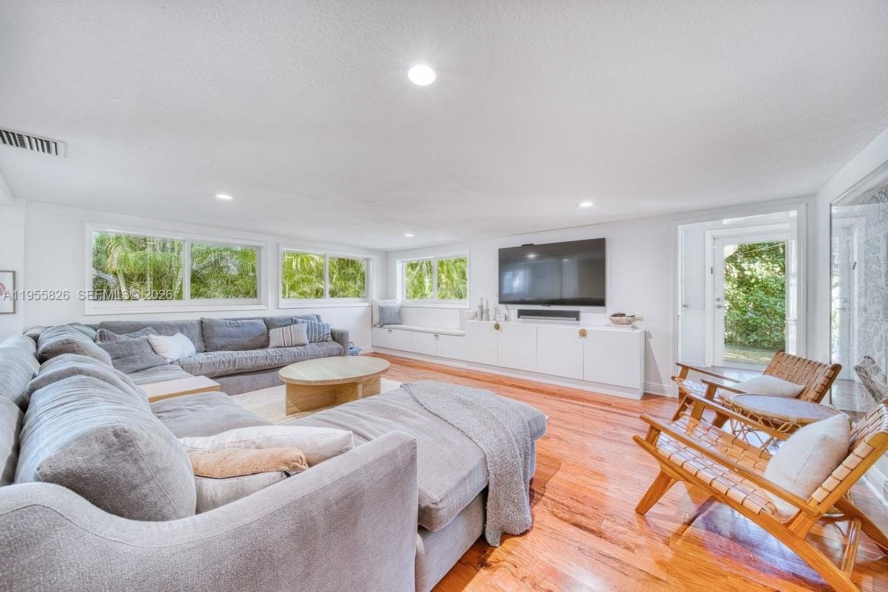 3227 Riviera Dr - Photo 6 of 33