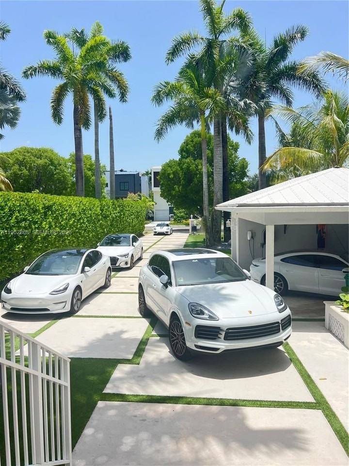 745 Ne 77th St - Photo 3 of 46