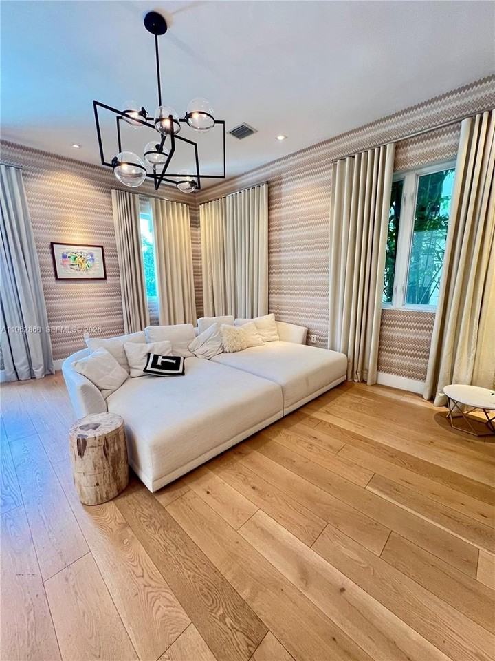 745 Ne 77th St - Photo 6 of 46