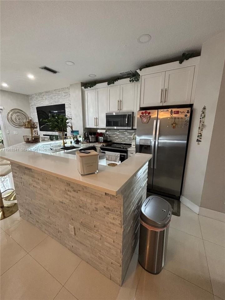 341 Sw 121st Ave - Photo 4 of 21