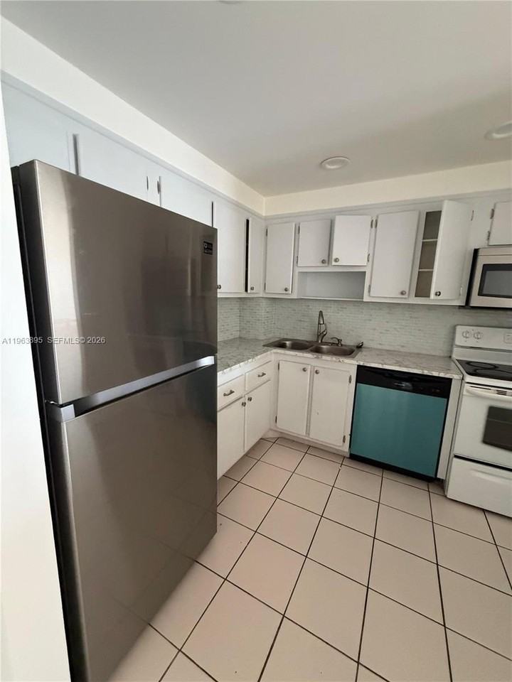 16950 W Dixie Hwy A526 Hwy #A526 - Photo 2 of 13