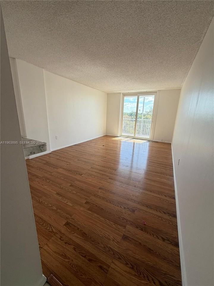 16950 W Dixie Hwy A526 Hwy #A526 - Photo 5 of 13