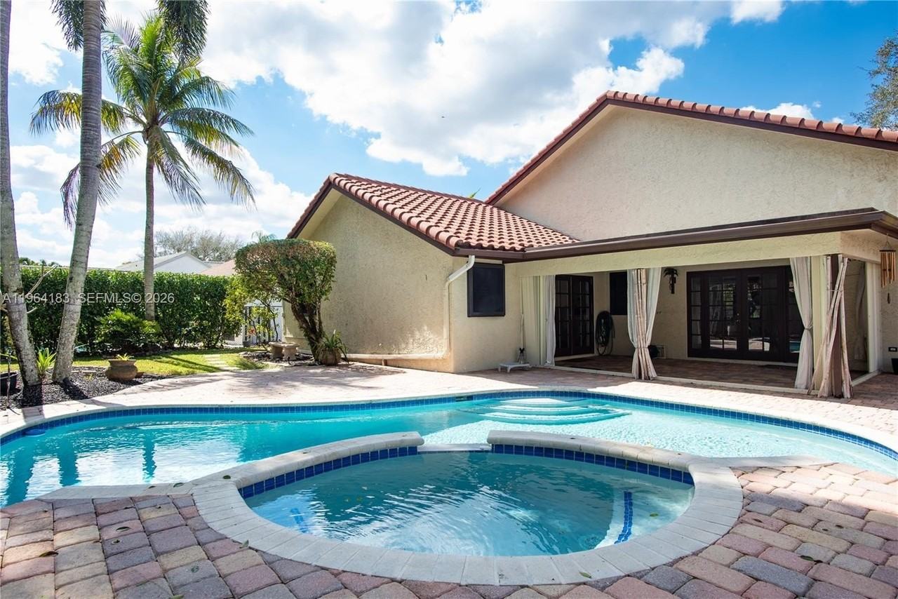 3160 Peachtree Cir - Photo 2 of 24