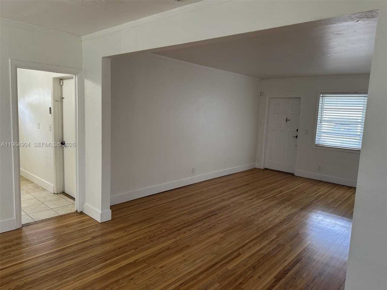 904 Wallace St - Photo 4 of 20