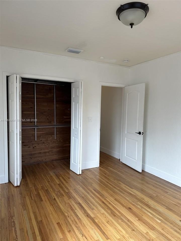 904 Wallace St - Photo 6 of 20