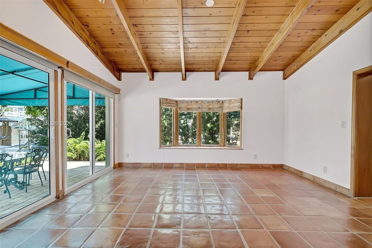 325 Bontona Ave - Photo 5 of 32