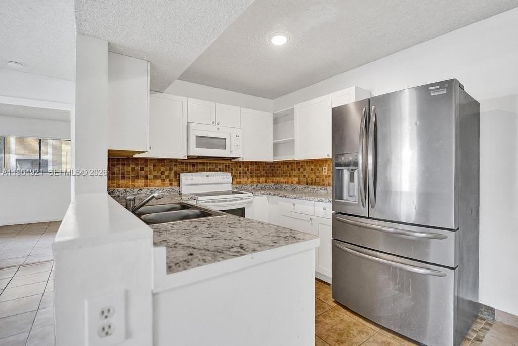 351 Palm Way #108 - Photo 7 of 34