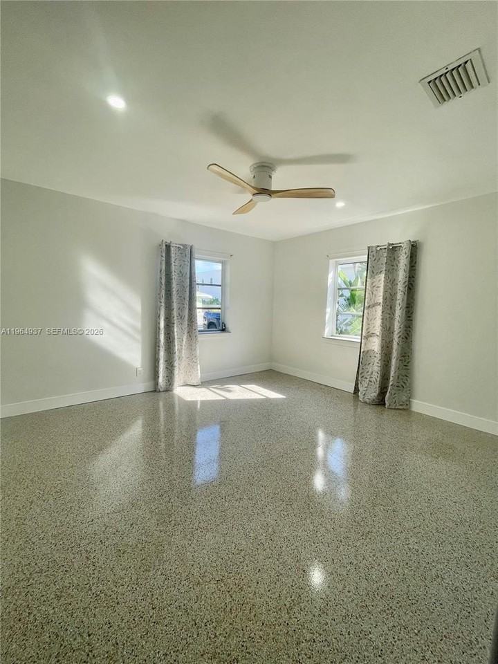 1329 Ne 16th Ave #0 - Photo 5 of 11