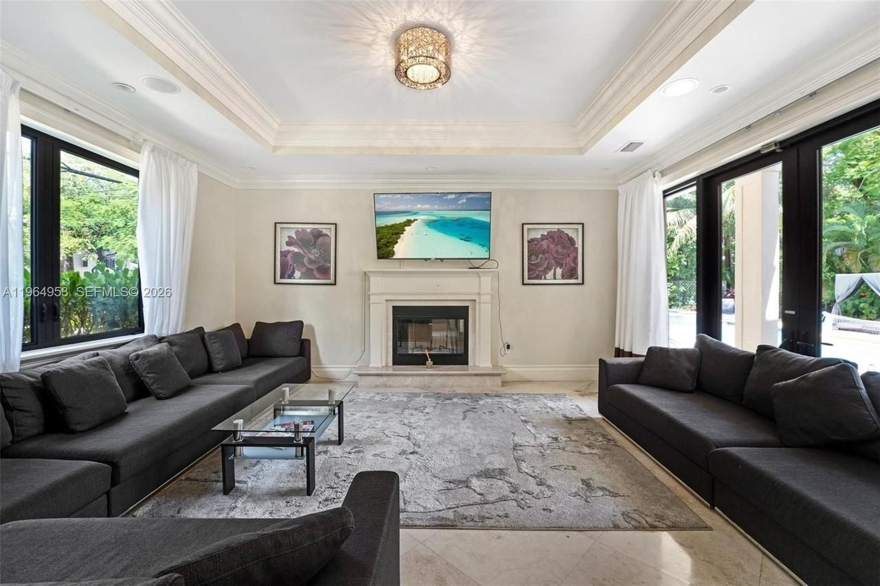 2715 Cordova St - Photo 2 of 43