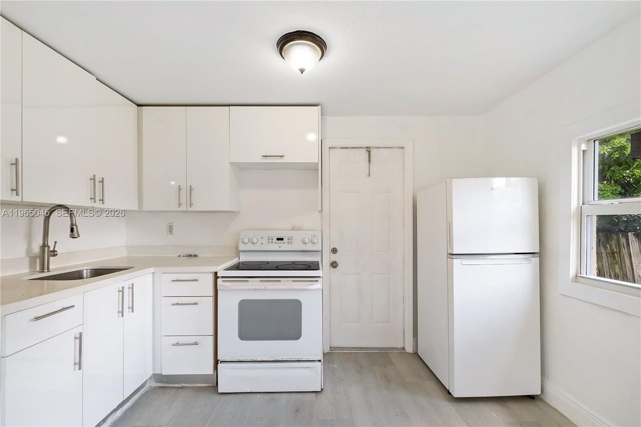 5714 Nw 21st Ave - Photo 4 of 11