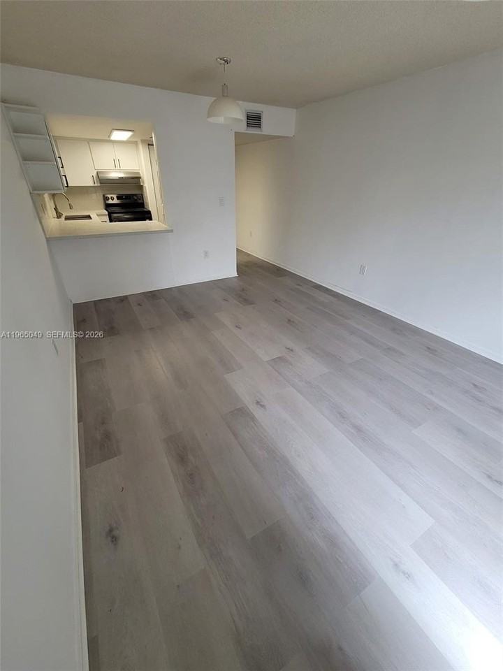 1624 Ne 151st St #1624 - Photo 5 of 12