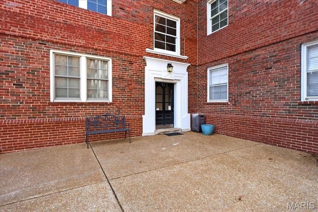 923 S Hanley Rd #C - Photo 3 of 30