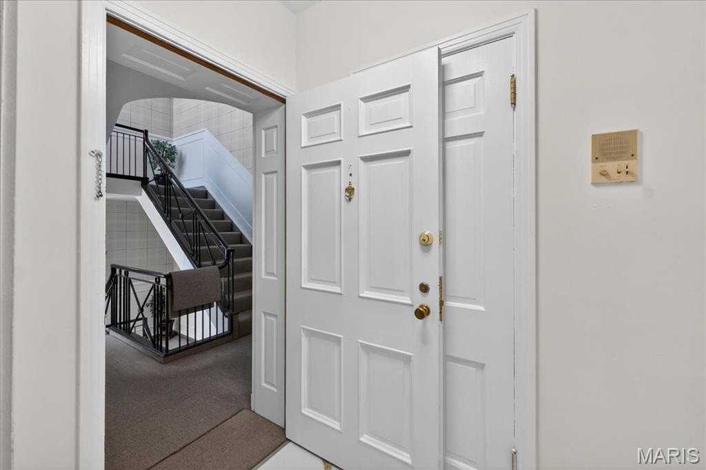 923 S Hanley Rd #C - Photo 6 of 30