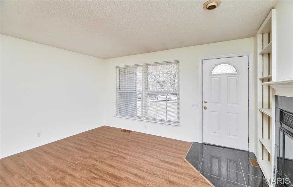 4 Sharon Ct - Photo 4 of 31