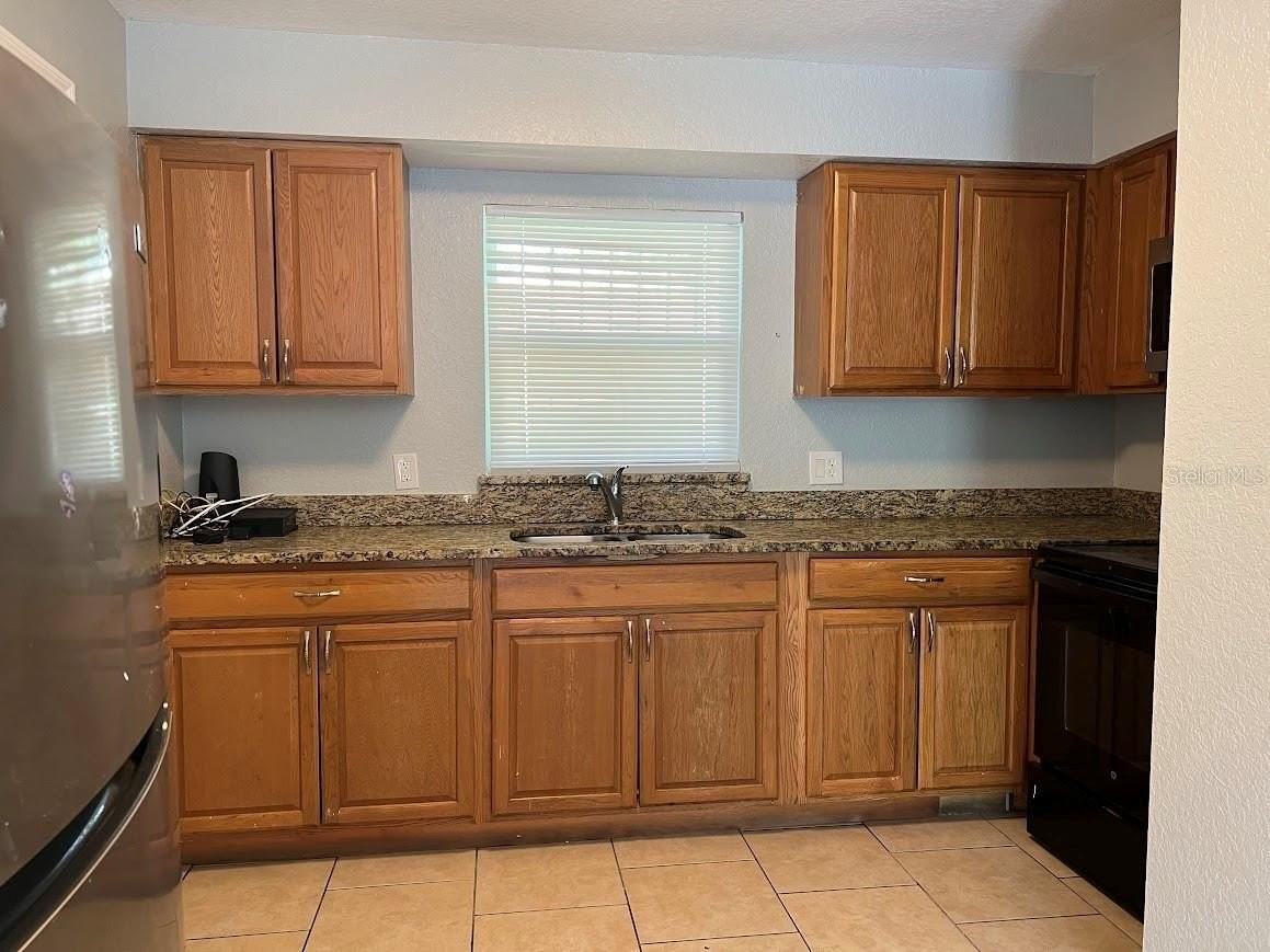 817 Bentley St #A - Photo 2 of 9