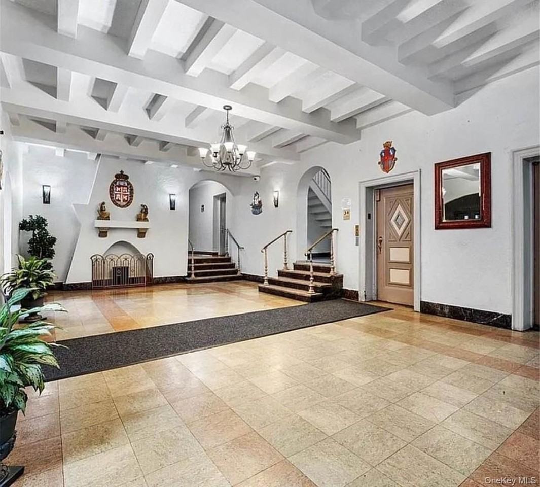 3721 80th St Apt 6e #6E - Photo 2 of 11