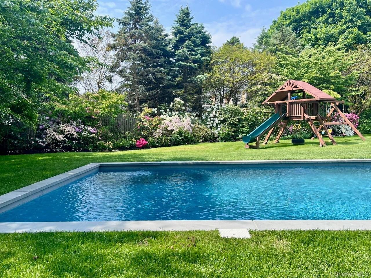 70 S Country Rd - Photo 4 of 35